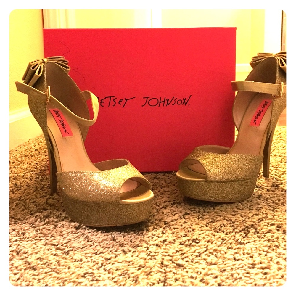 Betsey Johnson Gold Glitter Platform Heels Size 7.5